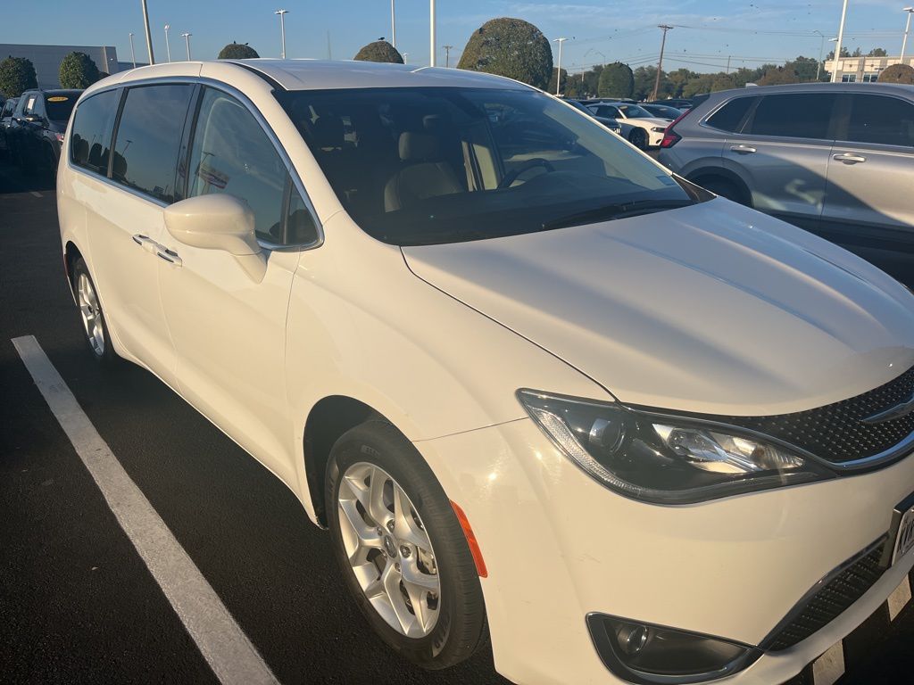2018 Chrysler Pacifica Touring Plus photo 3