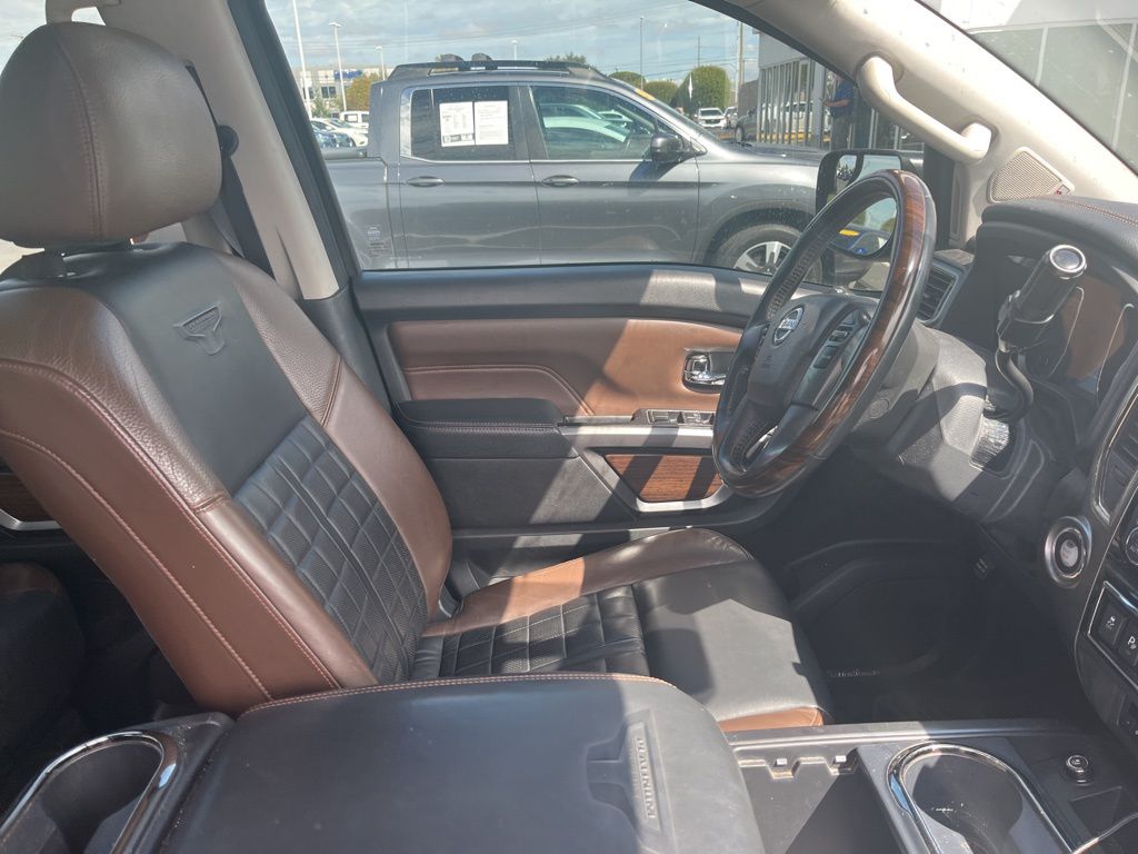 2017 Nissan Titan Platinum Reserve photo 4