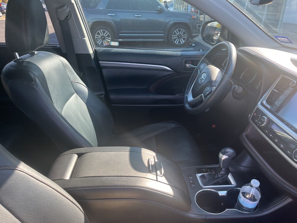 2019 Toyota Highlander Limited Platinum photo 3