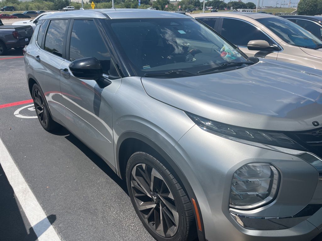 2022 Mitsubishi Outlander ES photo 3