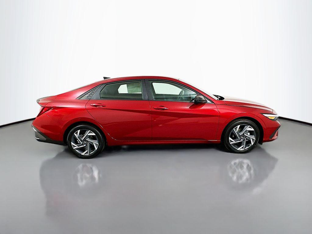 2025 Hyundai Elantra SEL Sport photo 4