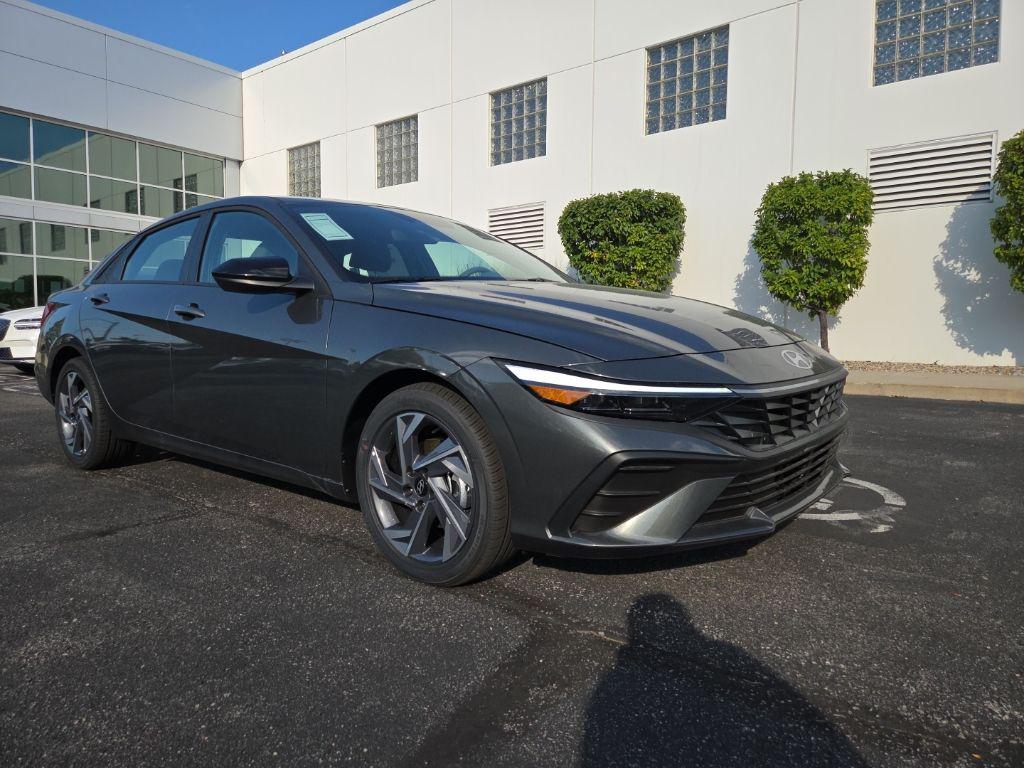 2025 Hyundai Elantra SEL Sport photo 4