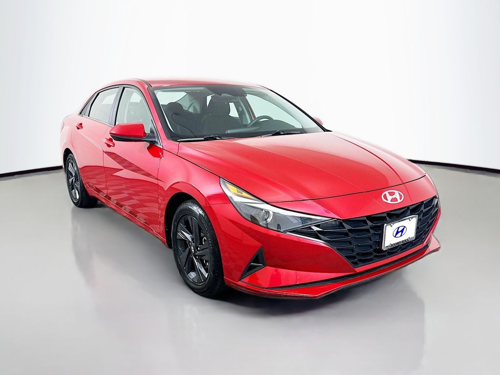 2023 Hyundai Elantra SEL photo 3