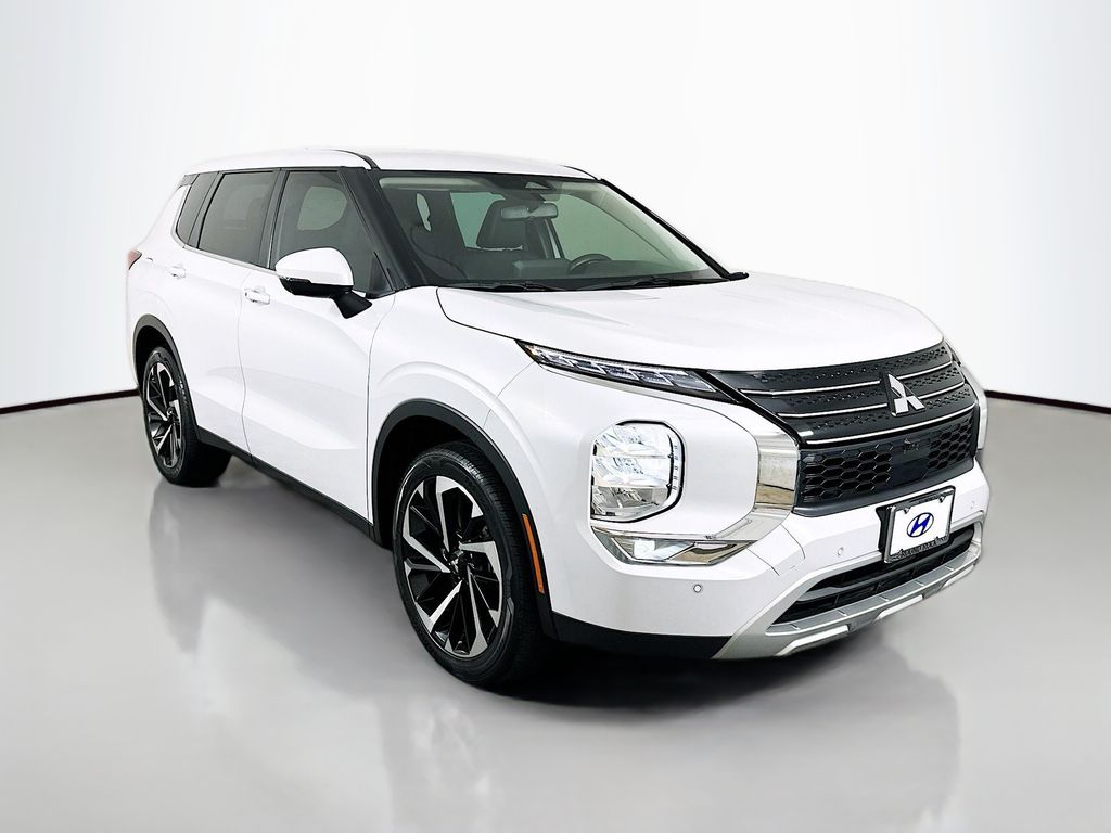 2023 Mitsubishi Outlander SE photo 3