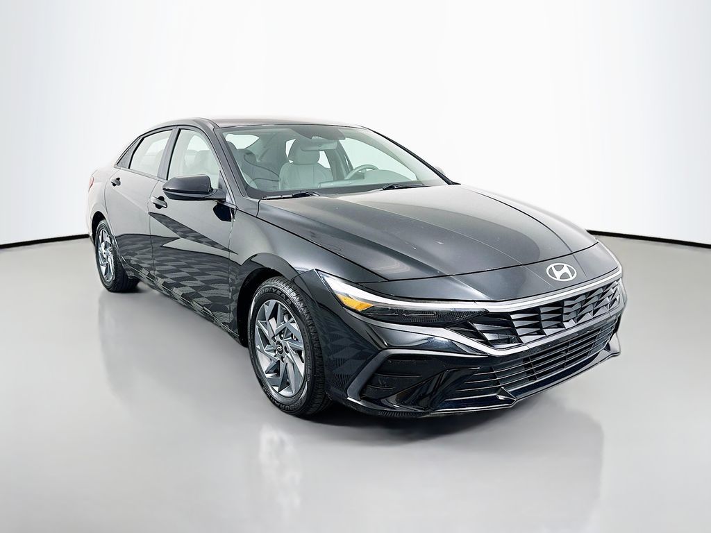 2024 Hyundai Elantra SEL photo 3