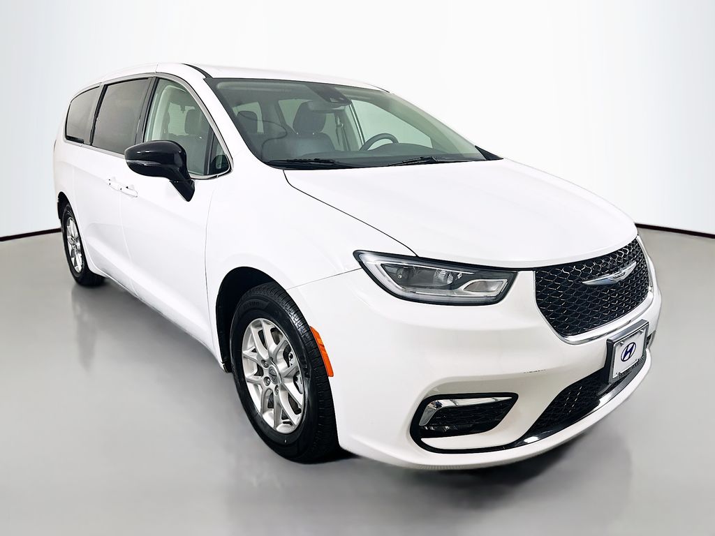 2024 Chrysler Pacifica Touring L photo 3