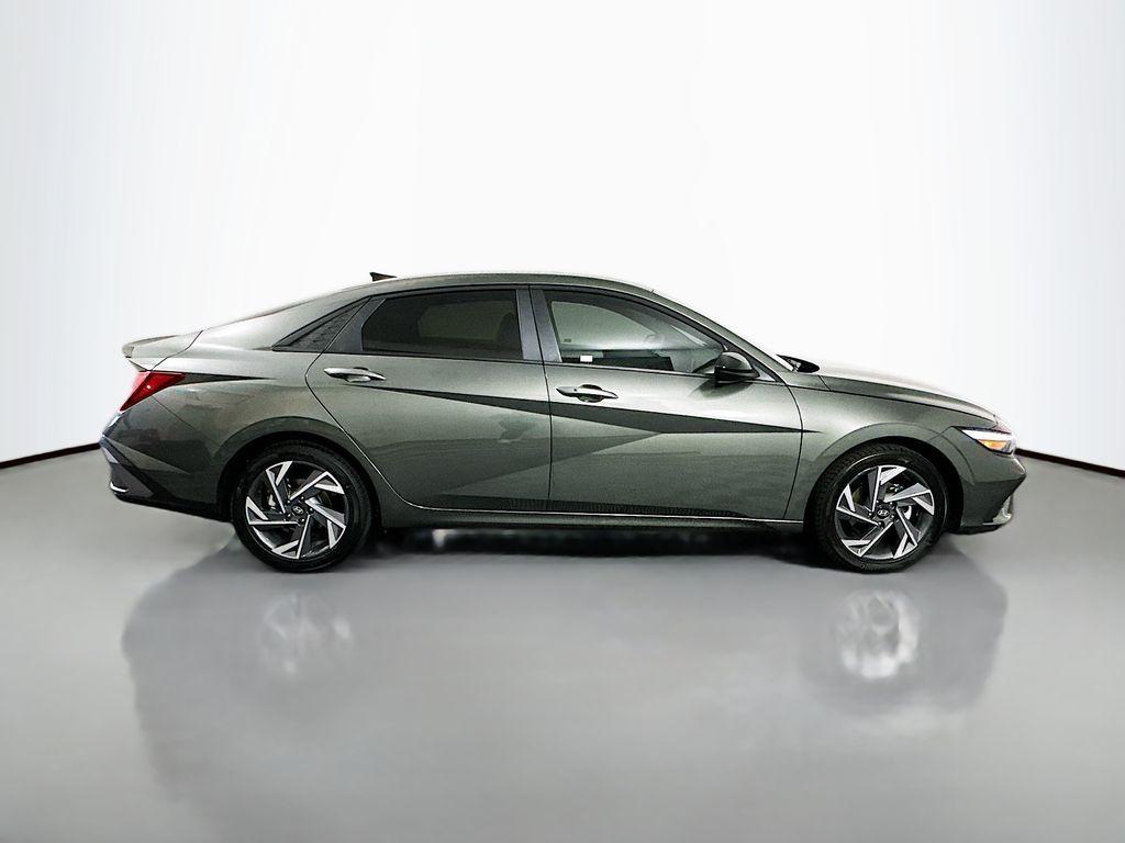 2025 Hyundai Elantra SEL Sport photo 4