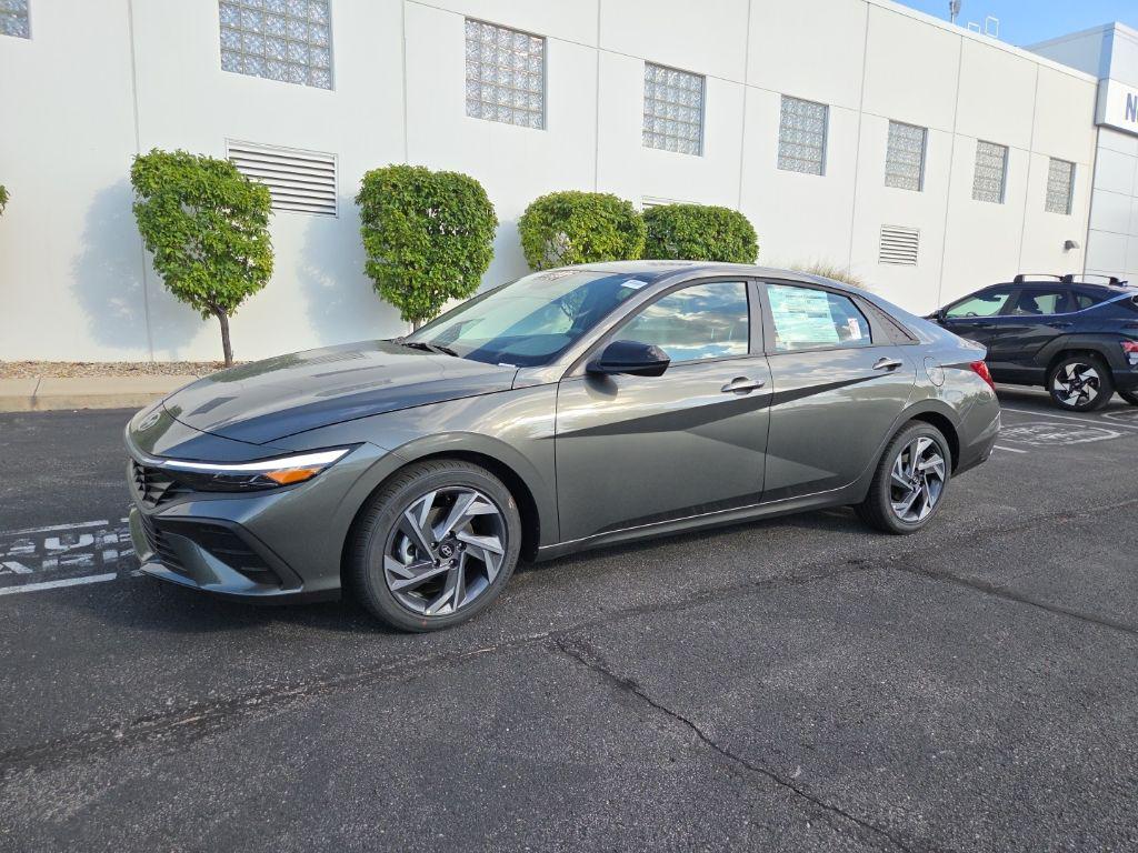 2025 Hyundai Elantra SEL Sport photo 2