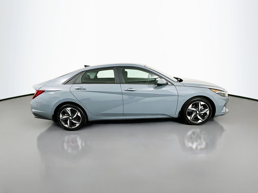 2023 Hyundai Elantra SEL photo 4