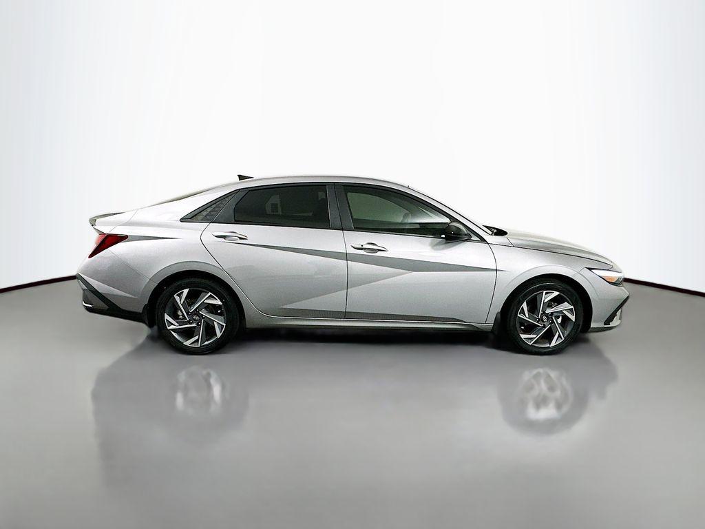 2025 Hyundai Elantra SEL Sport photo 4