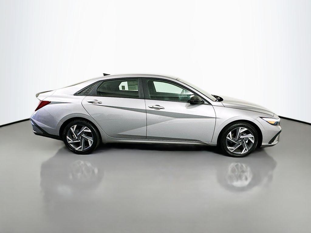2025 Hyundai Elantra SEL Sport photo 4