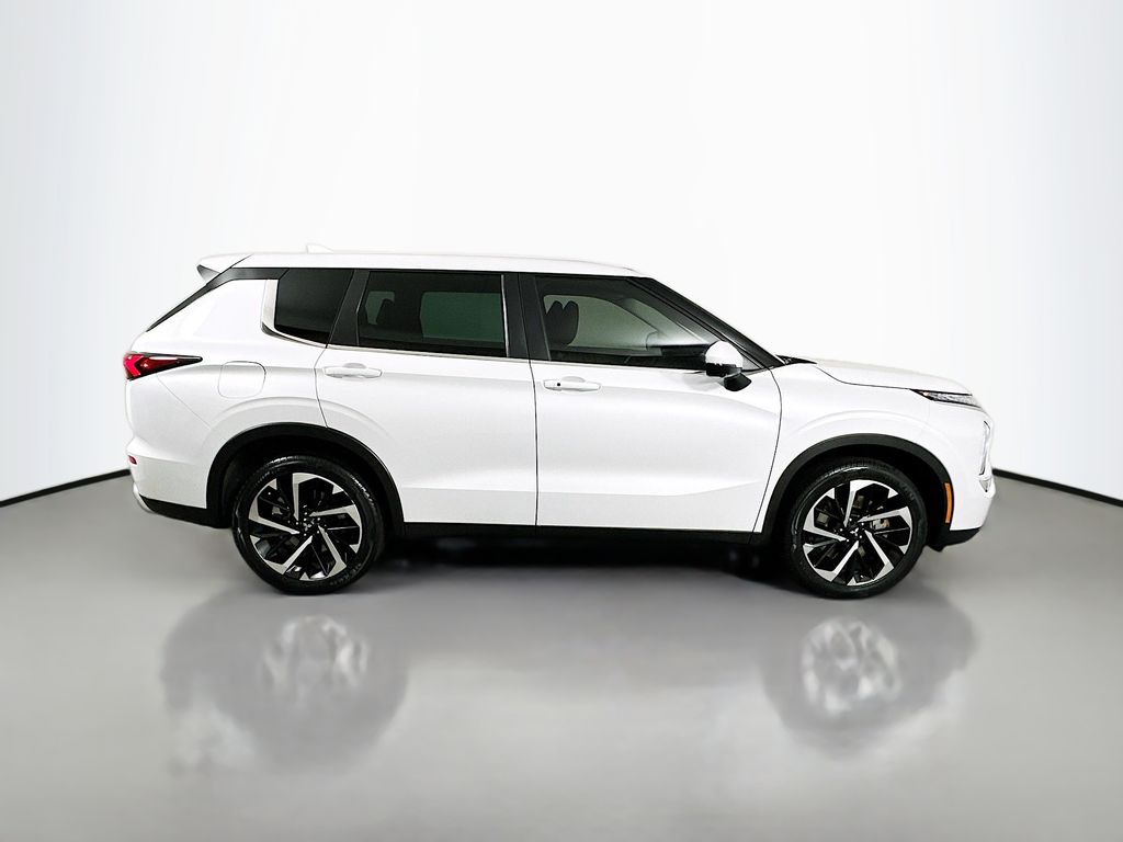 2023 Mitsubishi Outlander SE photo 4