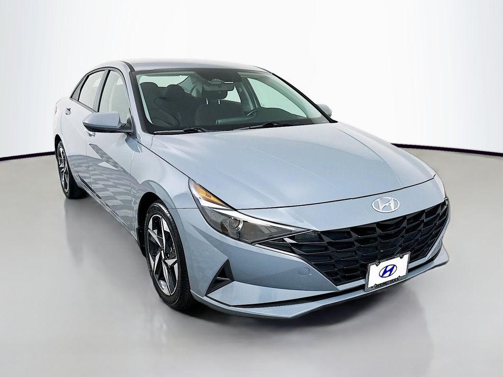 2023 Hyundai Elantra SEL photo 3
