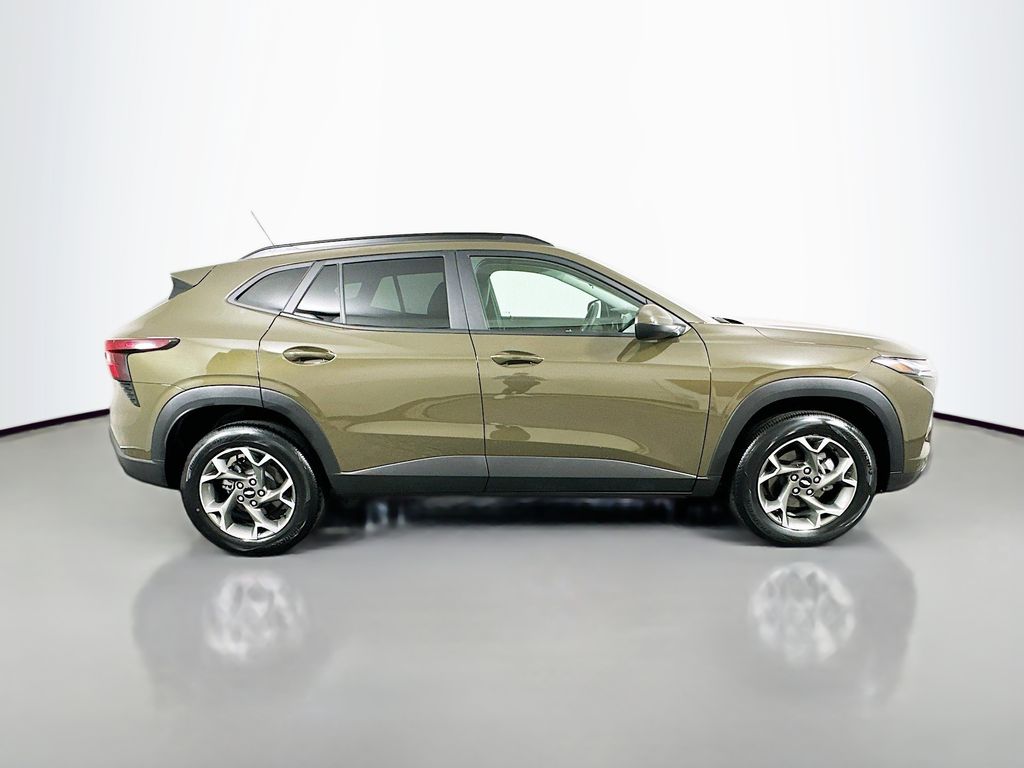 2024 Chevrolet Trax LT photo 2