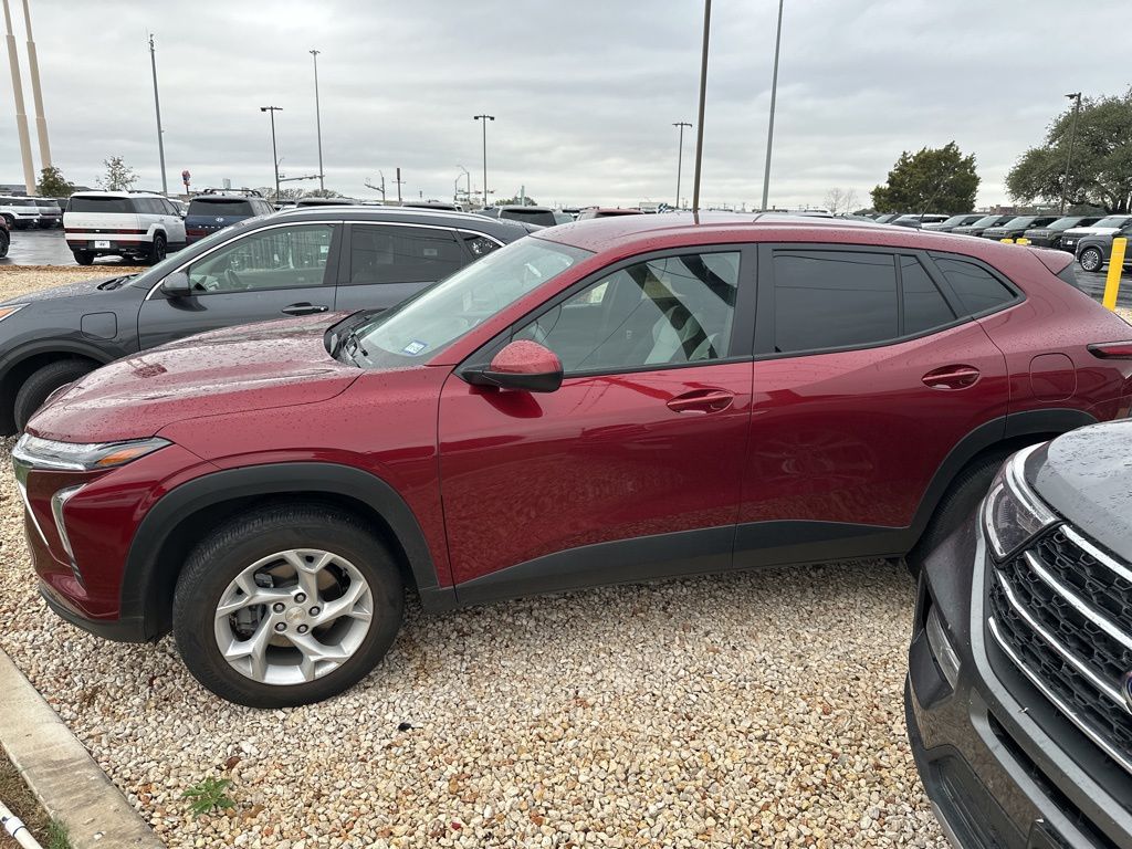 2025 Chevrolet Trax LS photo 2