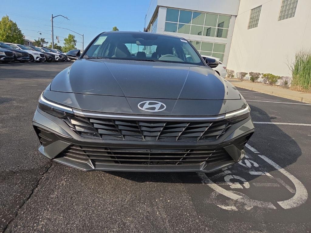 2025 Hyundai Elantra SEL Sport photo 3