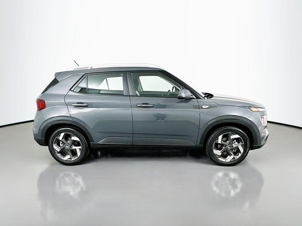 2025 Hyundai Venue SEL photo 4