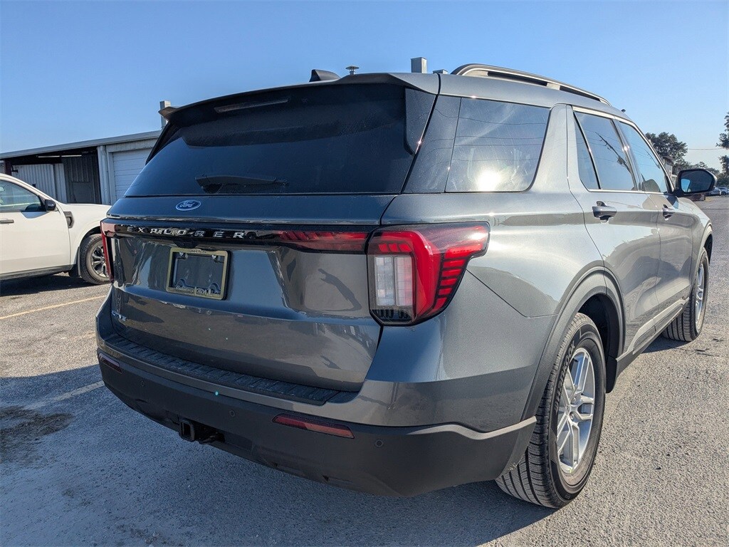 2026 Ford Explorer photo 3