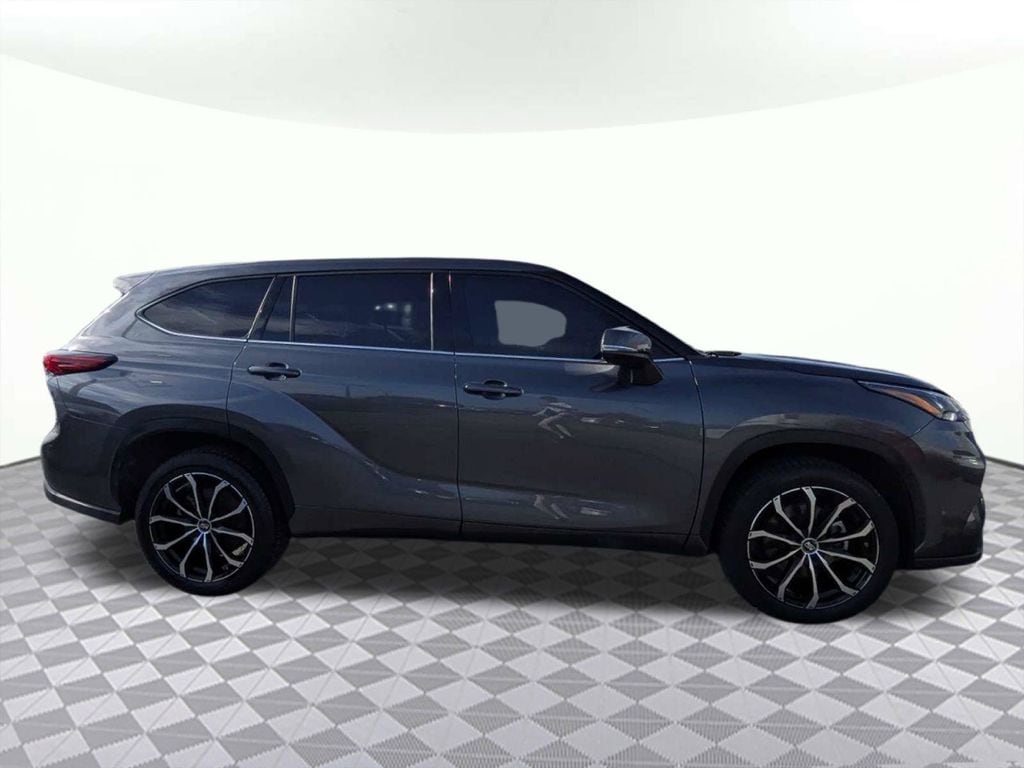 Used 2022 Toyota Highlander LE SUV