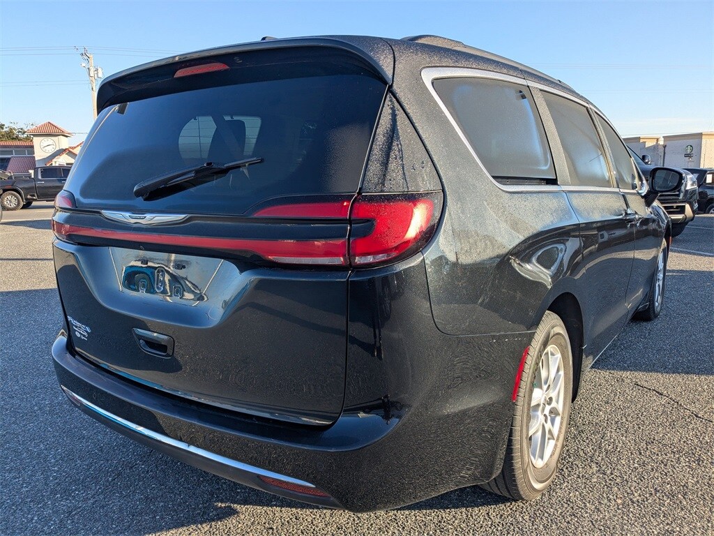 2022 Chrysler Pacifica Touring L photo 2