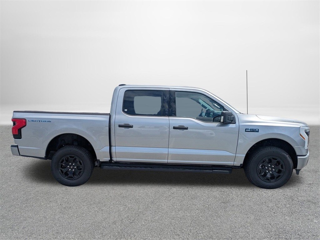 2025 Ford F-150 Lightning XLT photo 2