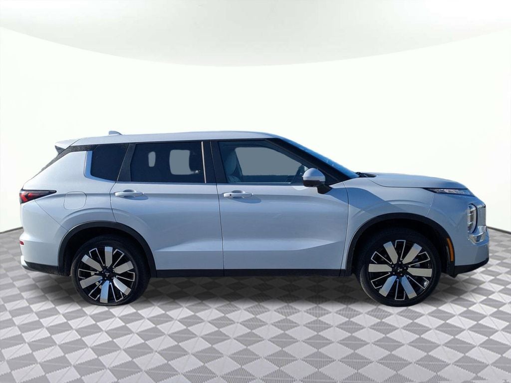 Used 2025 Mitsubishi Outlander SE SUV