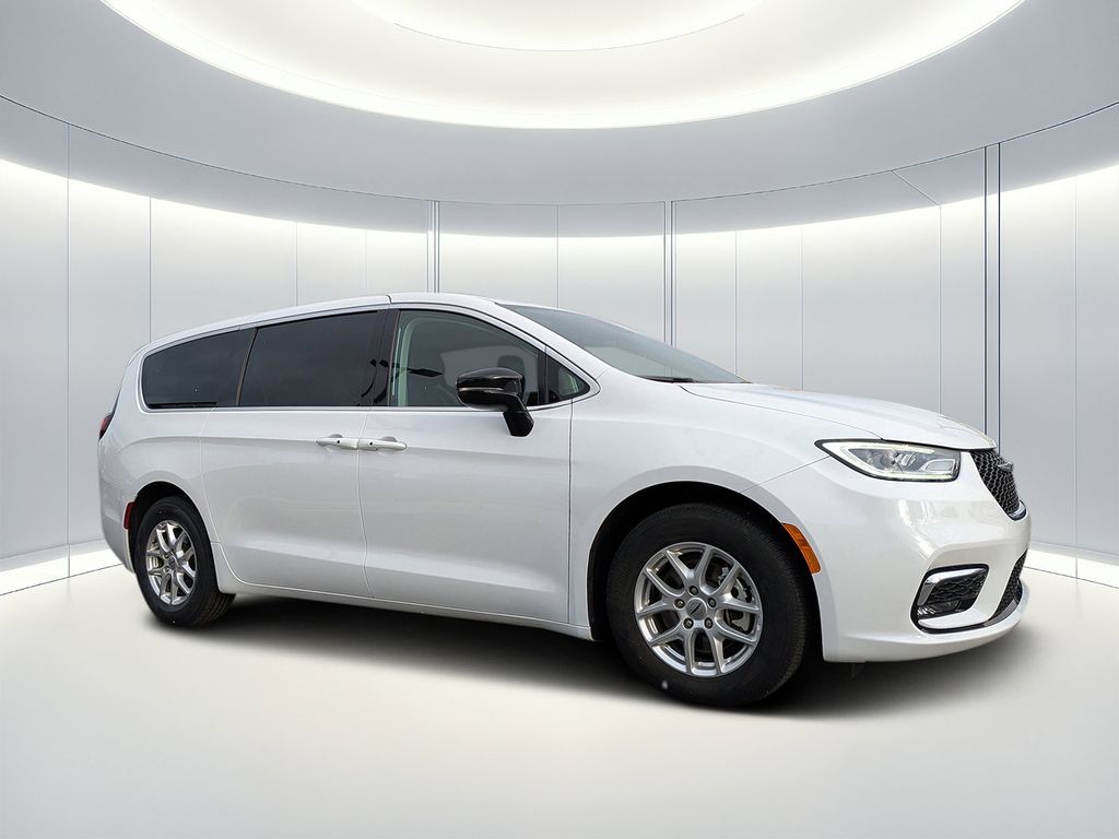 2024 Chrysler Pacifica Touring L's photo