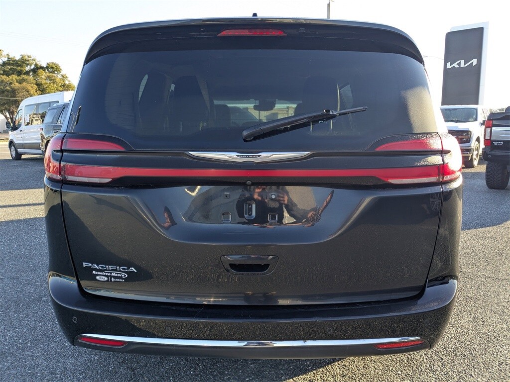 2022 Chrysler Pacifica Touring L photo 3