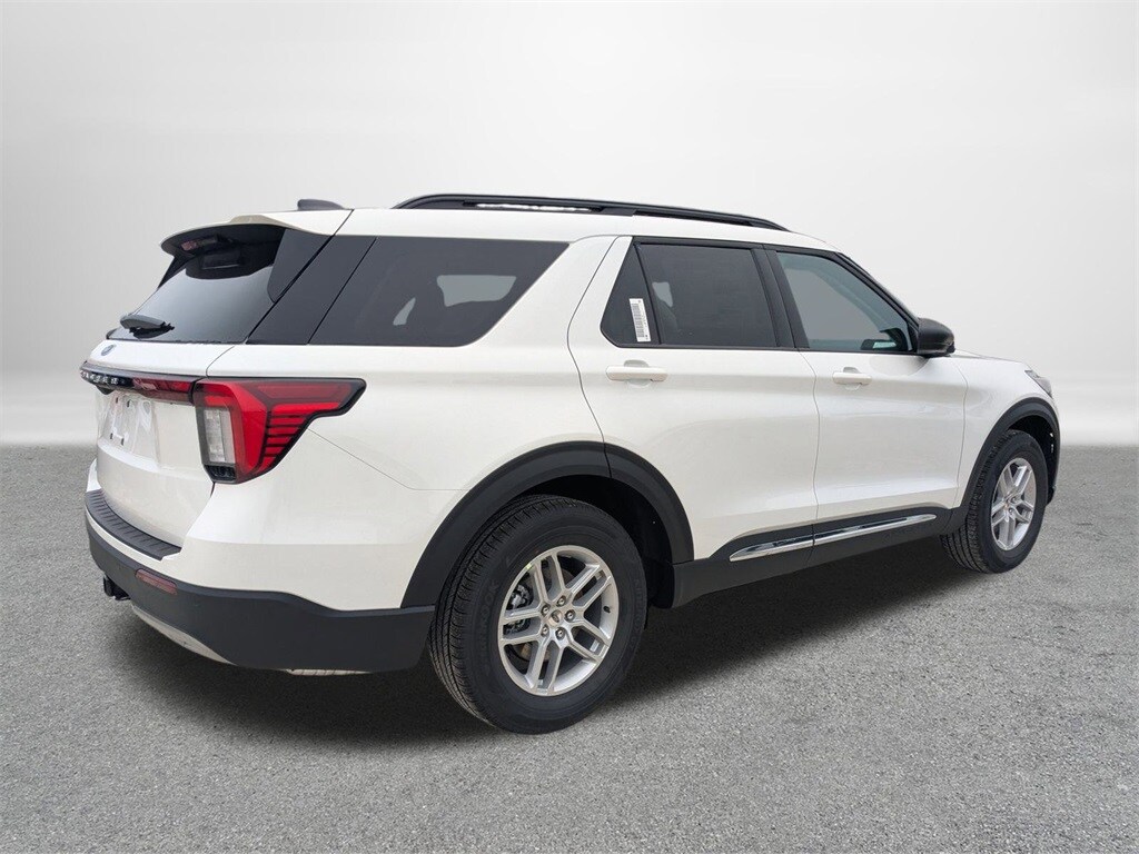 2025 Ford Explorer photo 2