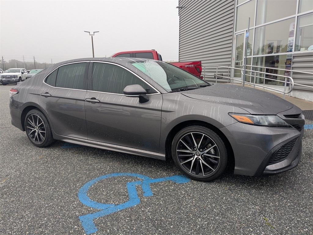 2024 Toyota Camry SE's photo