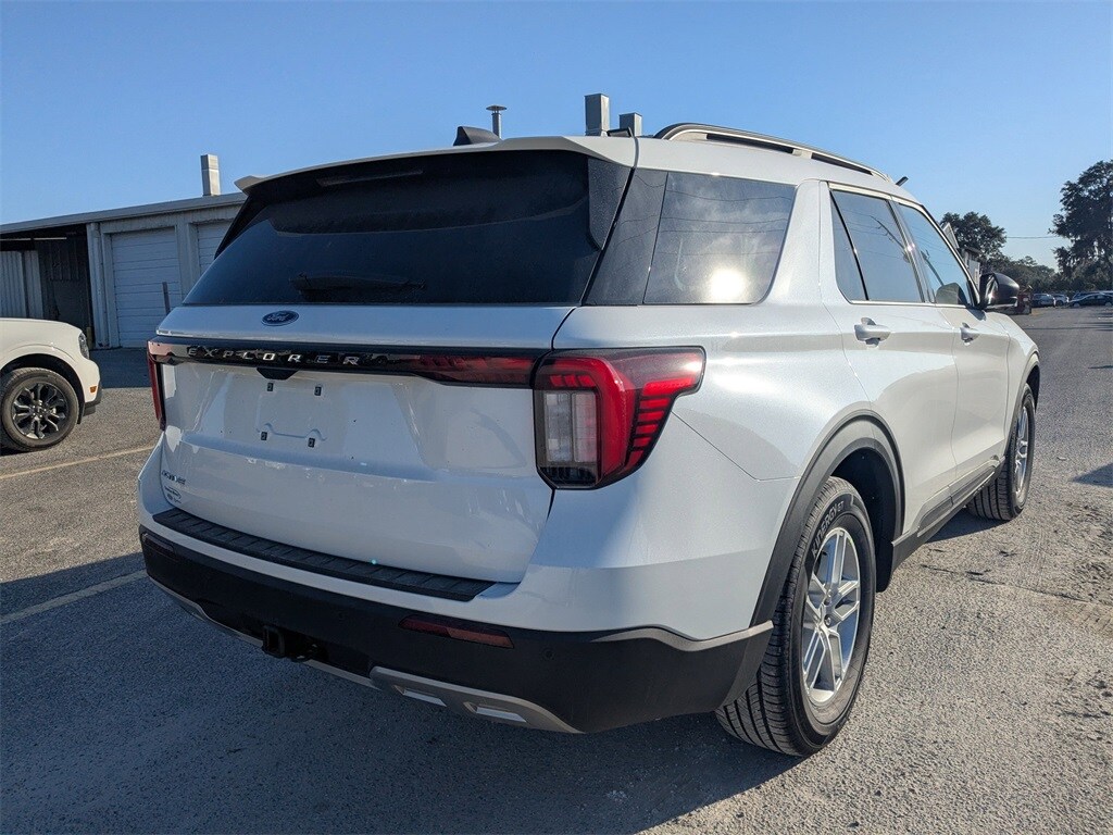 2026 Ford Explorer photo 2