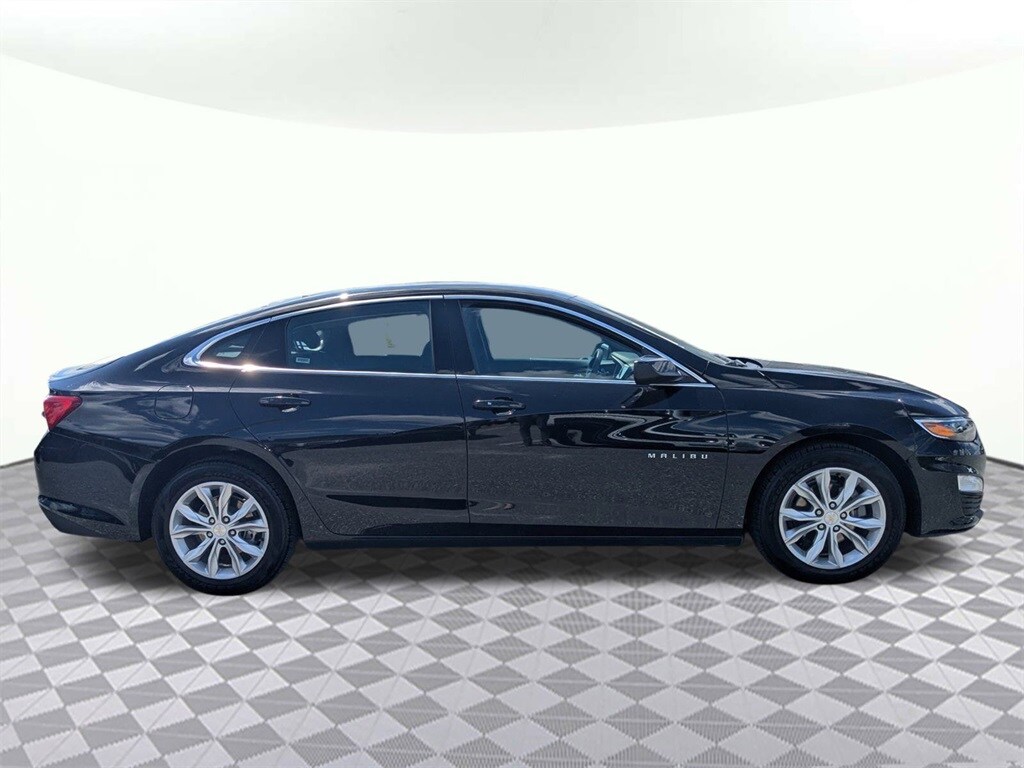 2024 Chevrolet Malibu 1LT photo 2