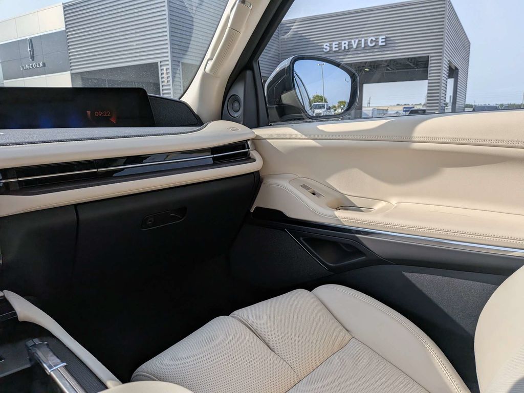 2027 Lincoln Navigator Reserve - Photo 18
