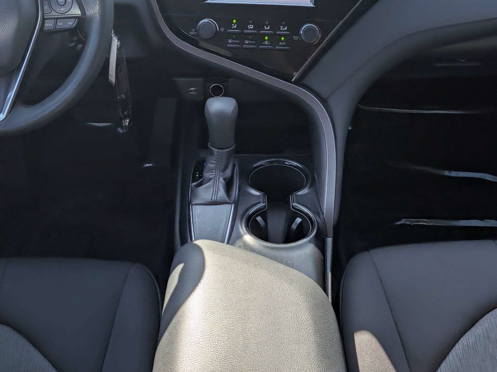 2019 Toyota Camry LE - Photo 17