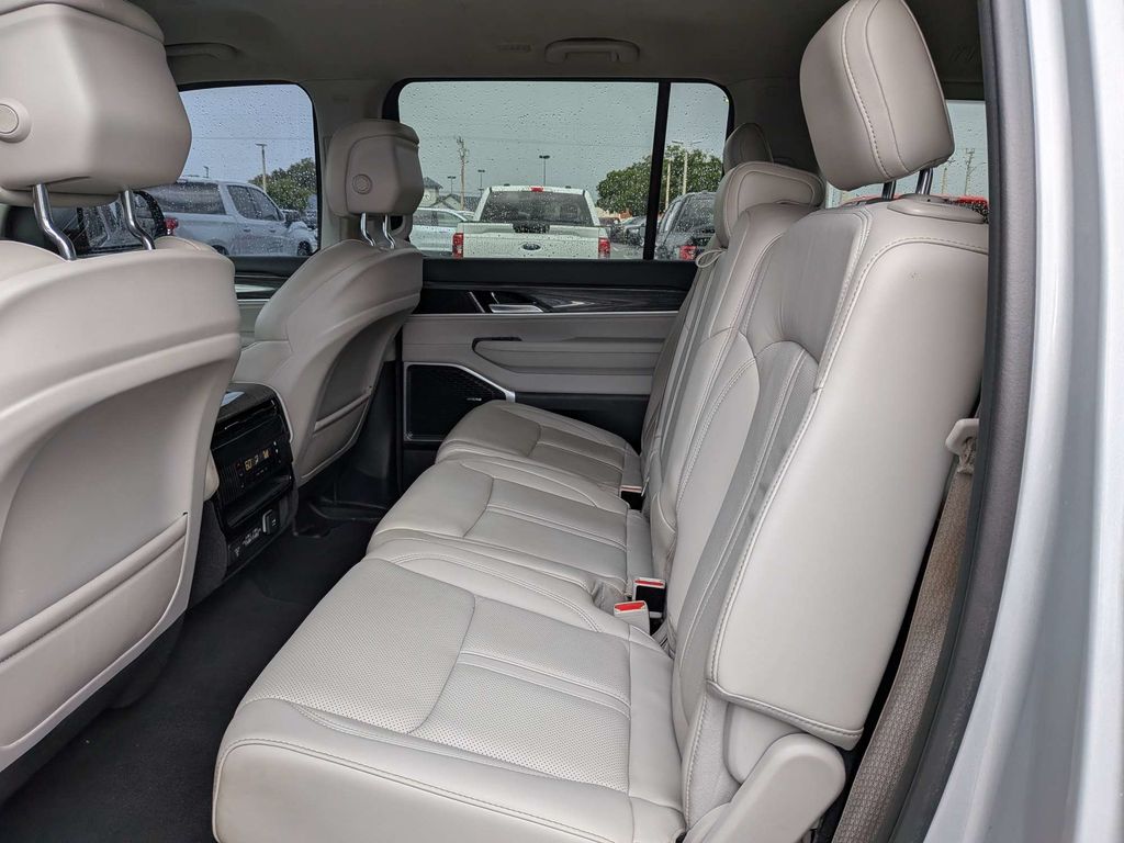 2022 Jeep Wagoneer Series III - Photo 13