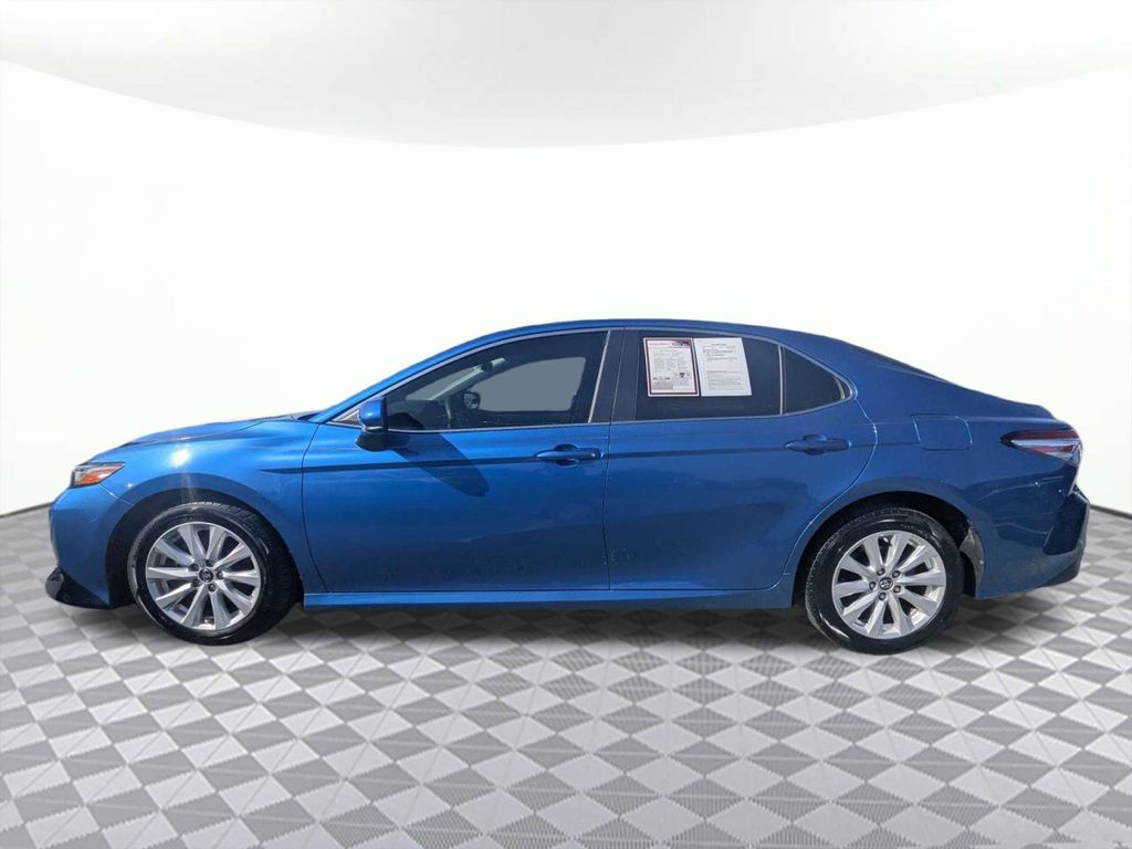 2019 Toyota Camry LE - Photo 6
