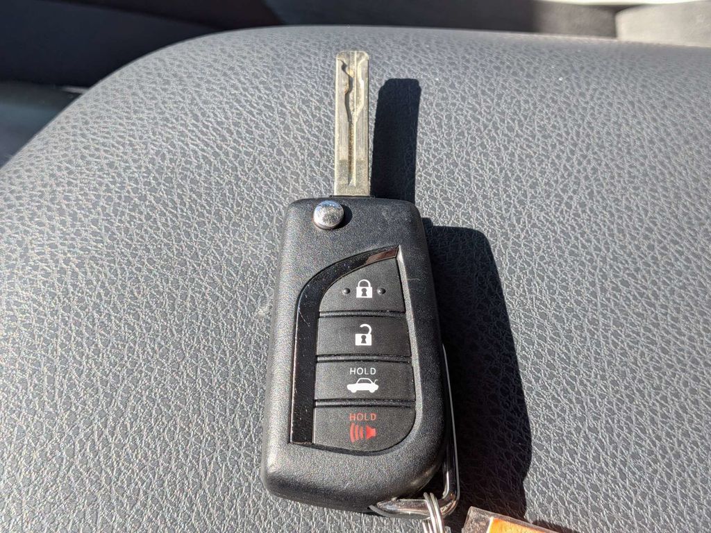 2019 Toyota Camry LE - Photo 28