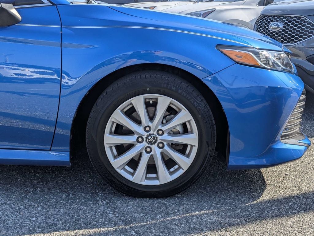 2019 Toyota Camry LE - Photo 10