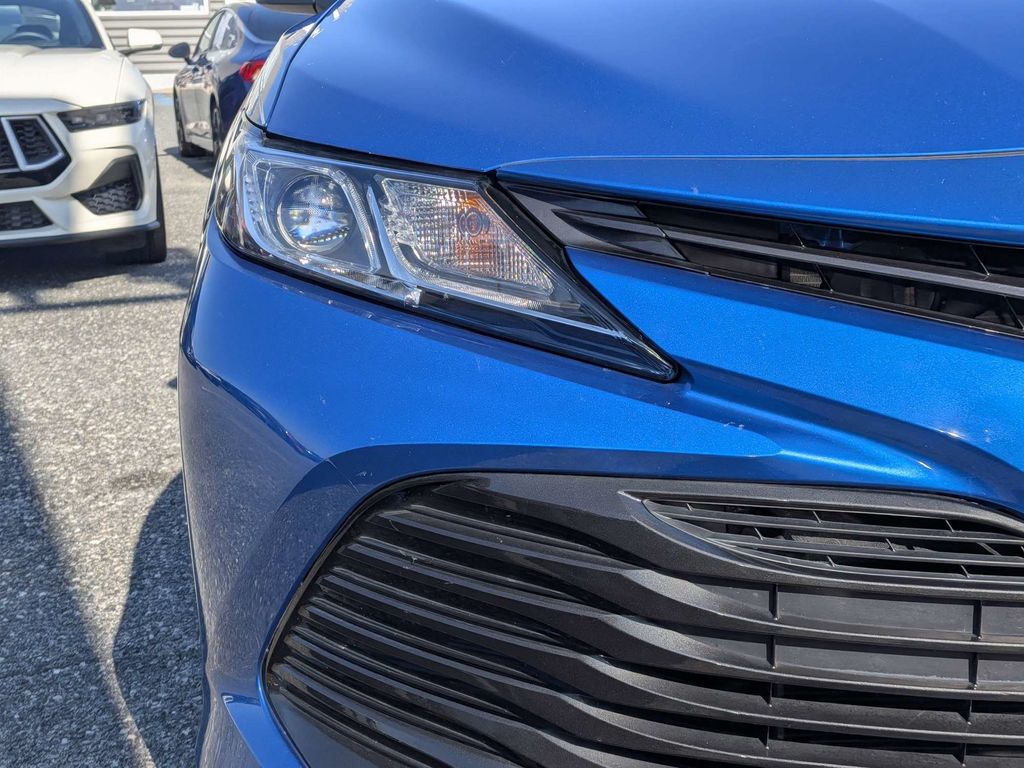 2019 Toyota Camry LE - Photo 9