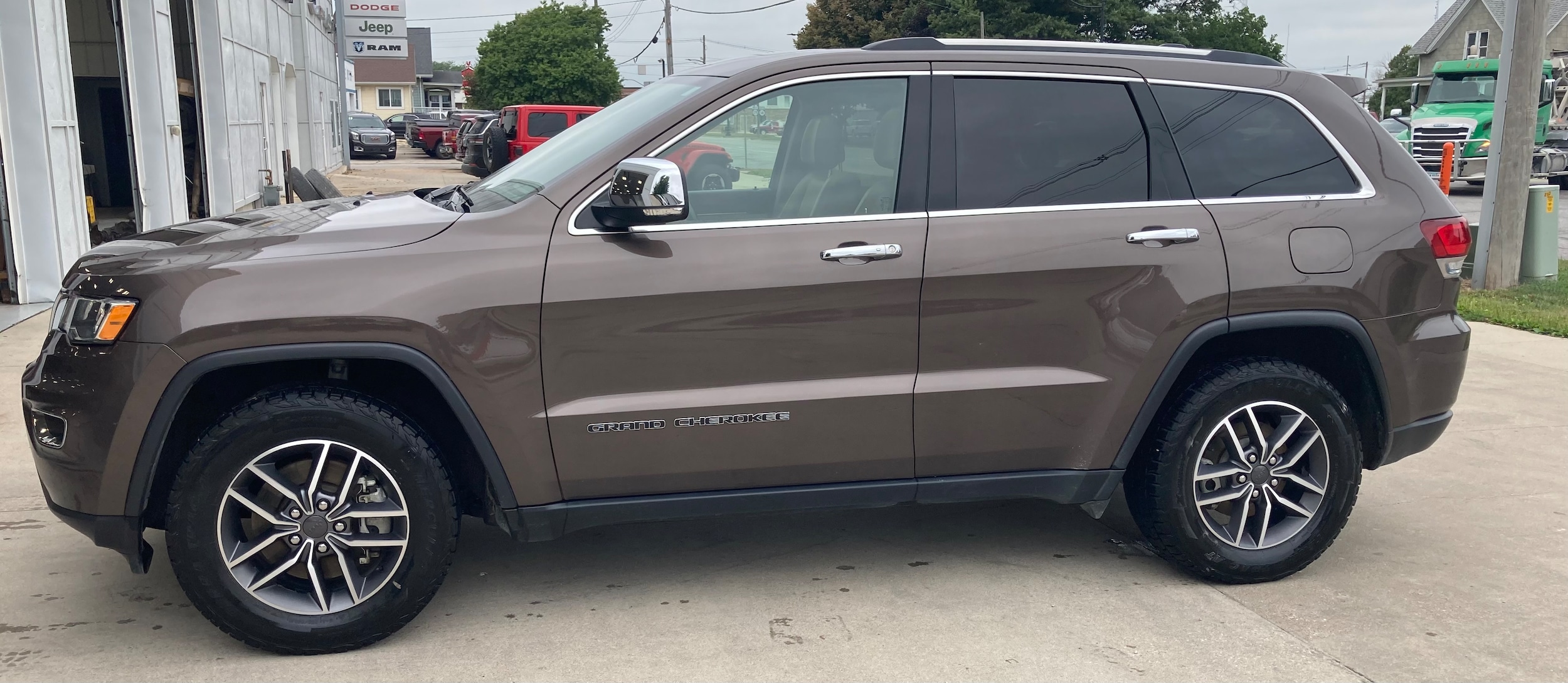 Used 2021 Jeep Grand Cherokee Limited with VIN 1C4RJFBG8MC553081 for sale in Grundy Center, IA