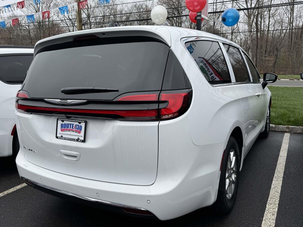 New 2026 Chrysler Pacifica SELECT Passenger Van