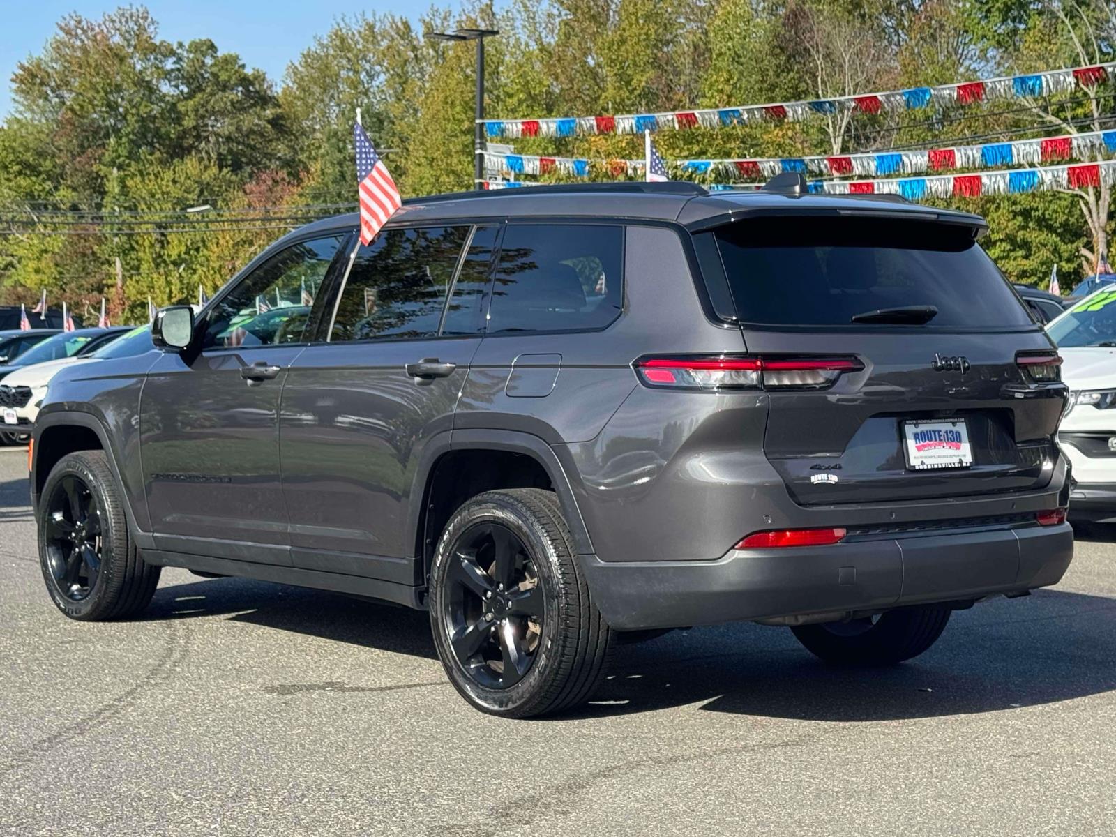 2023 Jeep Grand Cherokee Laredo Altitude photo 3