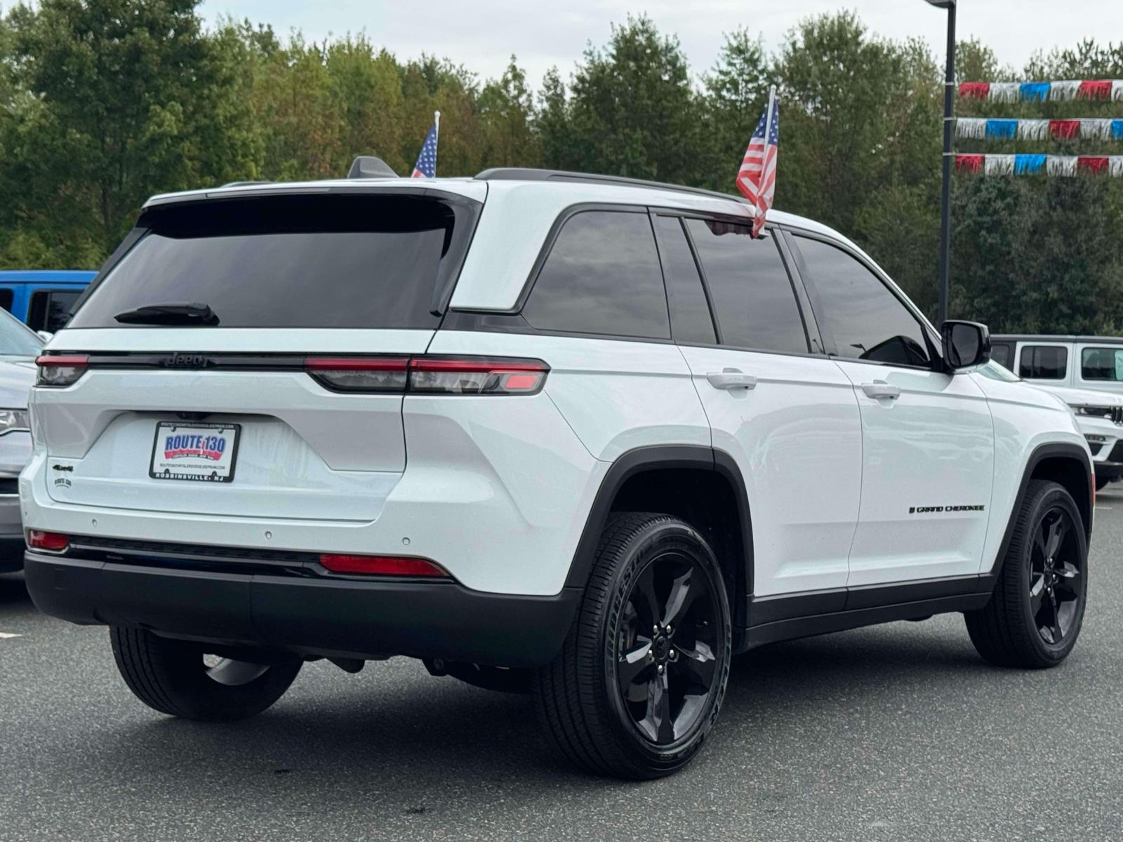 2023 Jeep Grand Cherokee Laredo Altitude photo 2