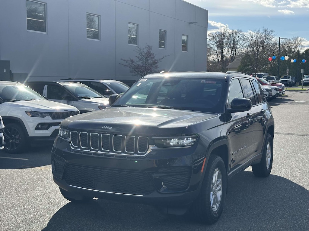 New 2025 Jeep Grand Cherokee LAREDO 4X4 Sport Utility