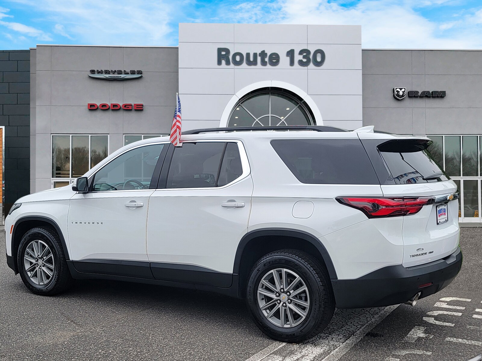 2023 Chevrolet Traverse Cloth 1LT photo 2