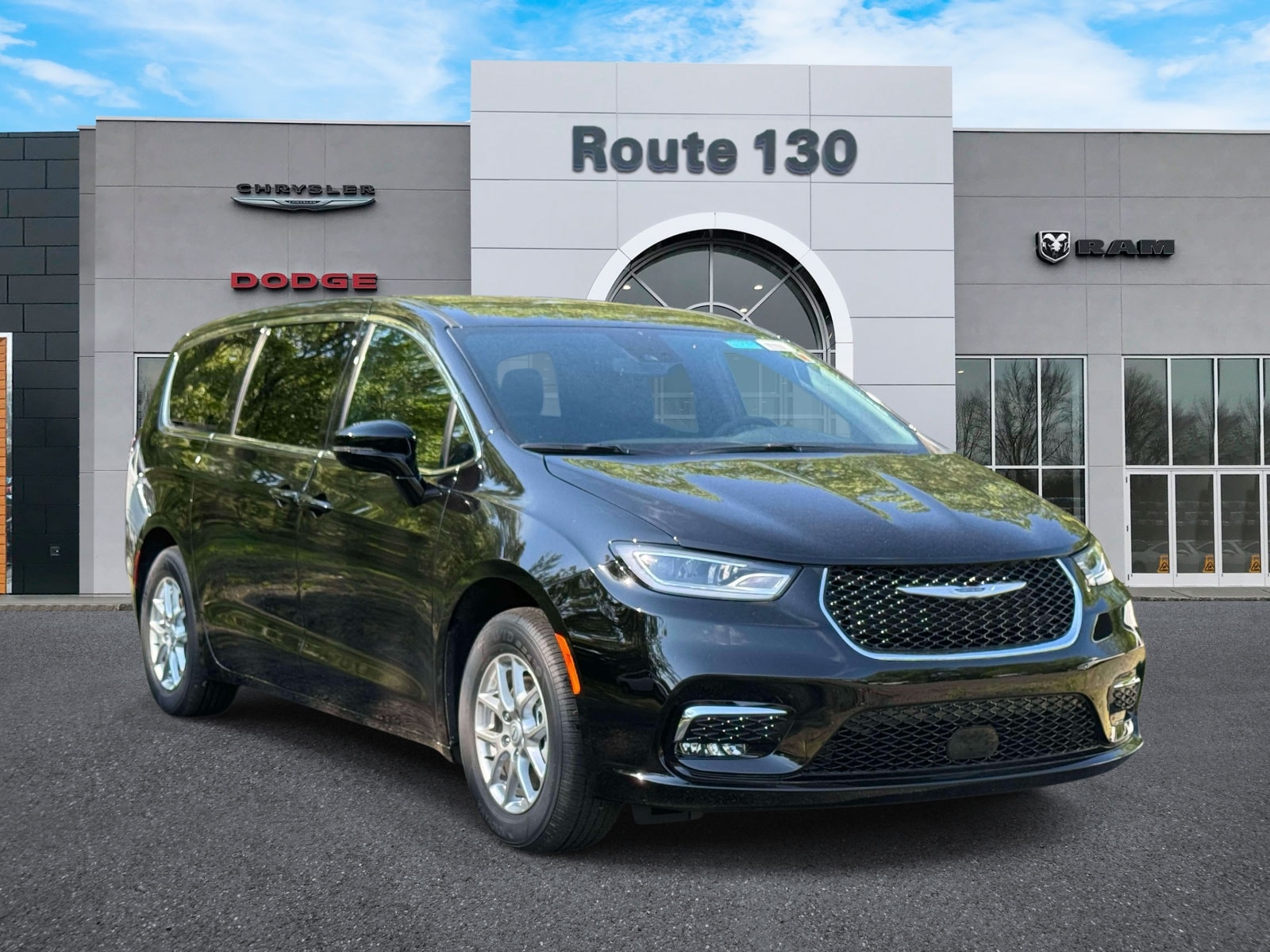 2026 Chrysler Pacifica Select's photo
