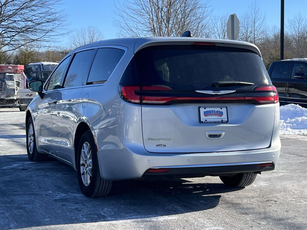 Used 2023 Chrysler Pacifica Touring L FWD Van Passenger Van