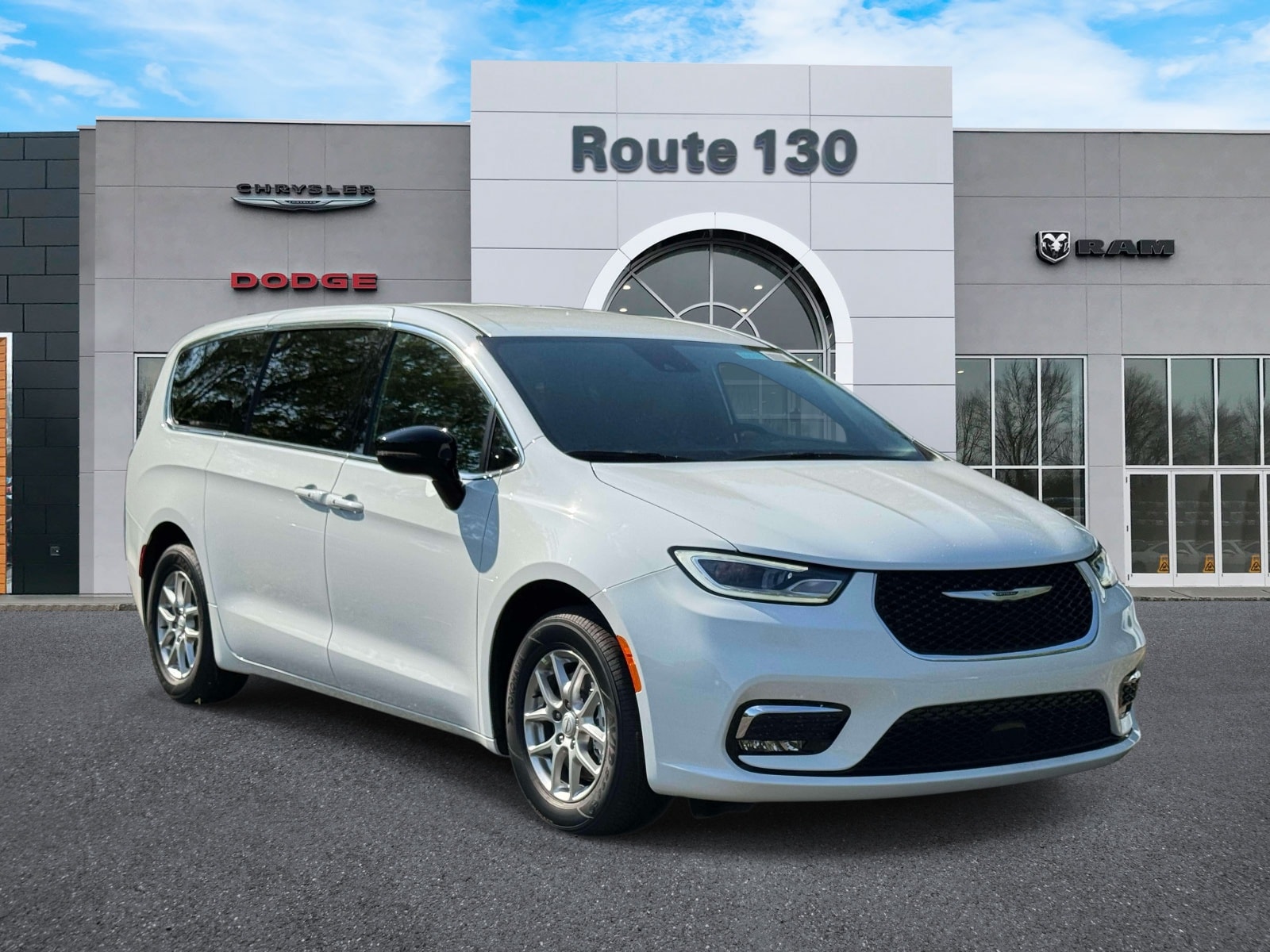 2026 Chrysler Pacifica Select's photo