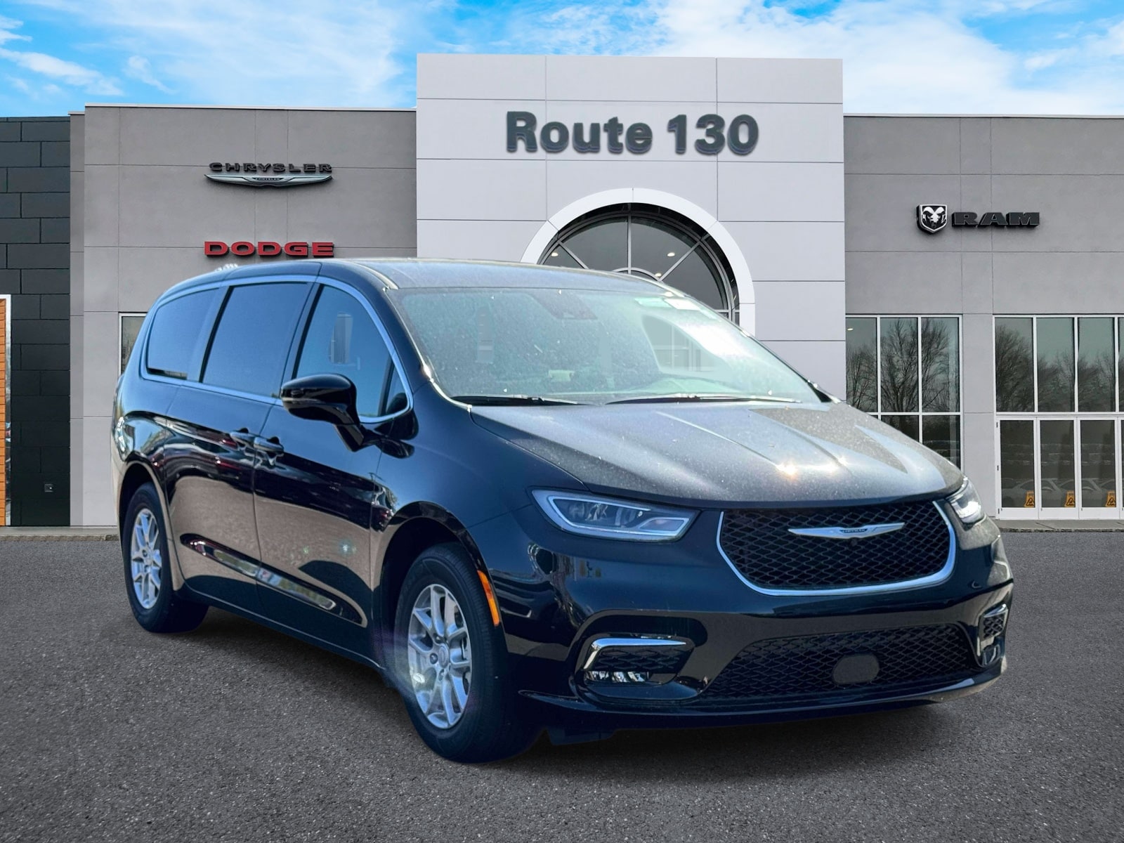 2026 Chrysler Pacifica Select's photo