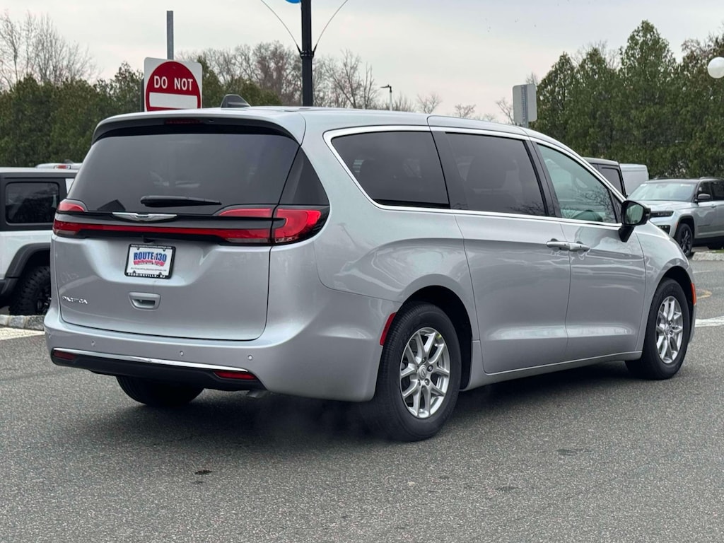 New 2026 Chrysler Pacifica SELECT Passenger Van
